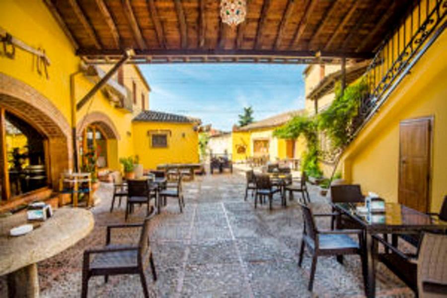 La Hosteria De Оропеса Экстерьер фото
